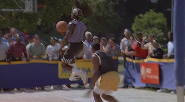 Кадр из фильма Белые люди не умеют прыгать / White Men Can't Jump (1992)