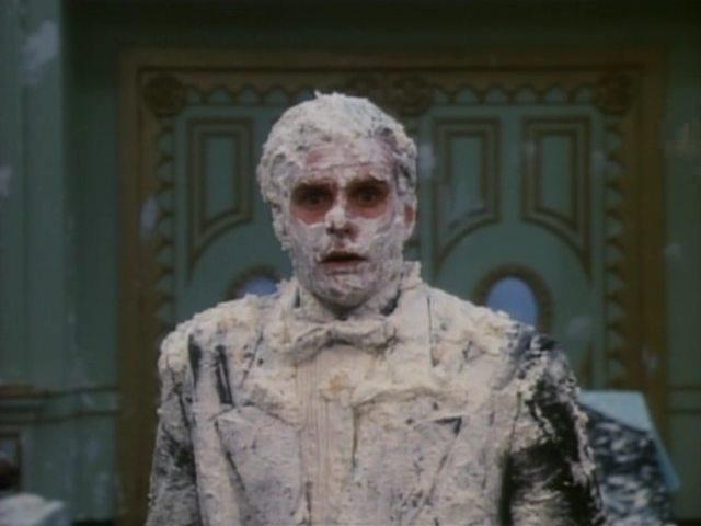 Кадр из фильма Безумный / The Nutt House (1992)