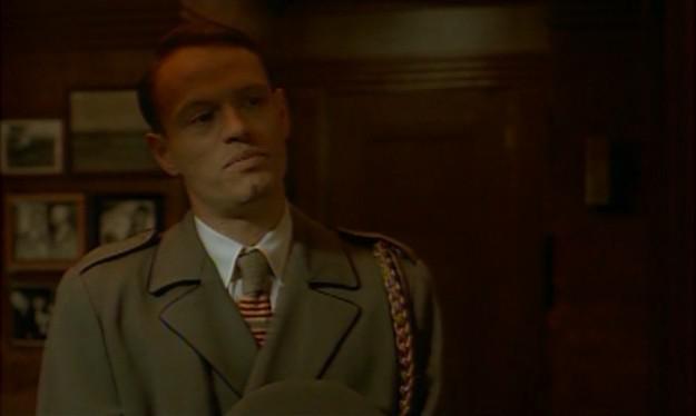 Кадр из фильма Фотограф / The Public Eye (1992)
