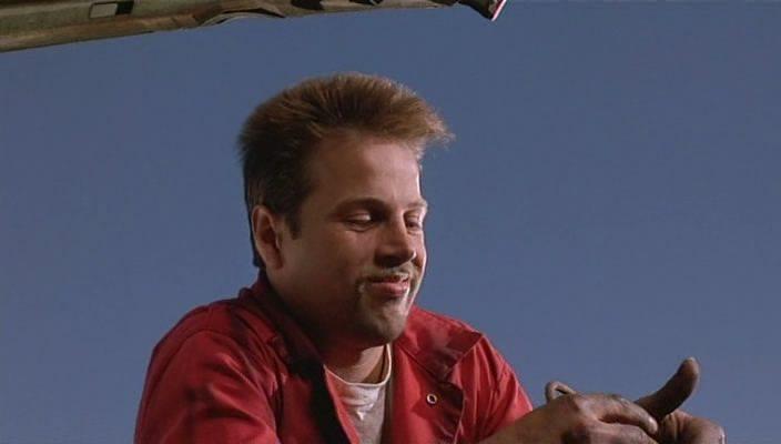 Кадр из фильма Без ума от оружия / Guncrazy (1992)