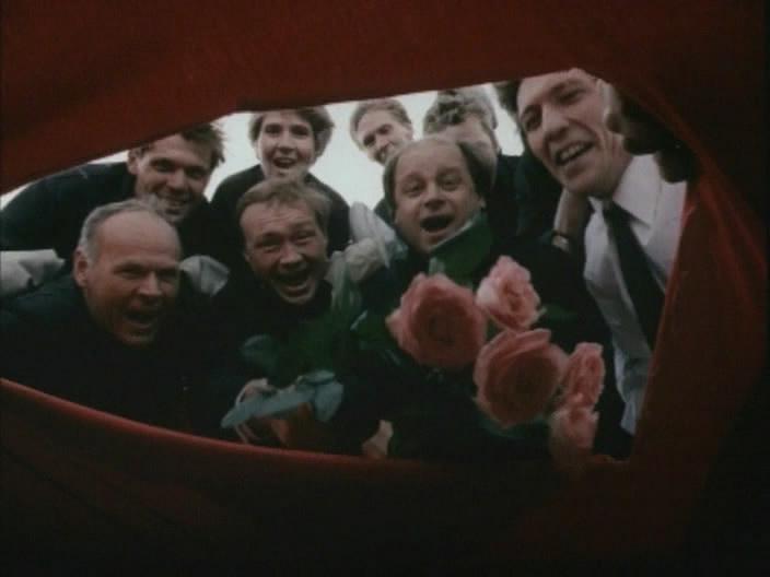 Кадр из фильма Над тёмной водой (1993)