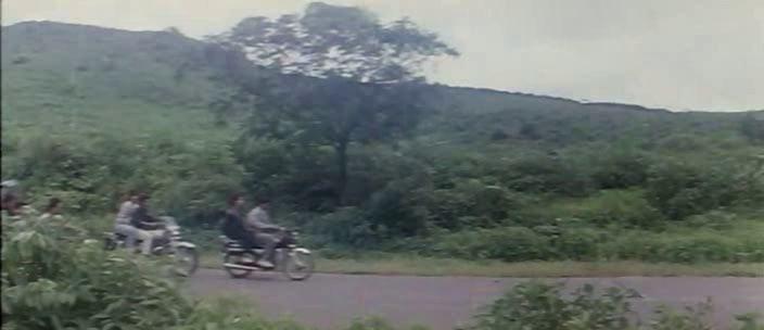 Кадр из фильма Любовь - дар божий / Sangram (1993)