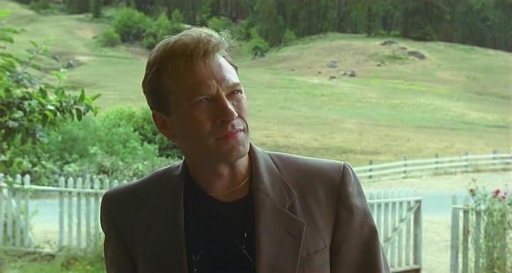 Кадр из фильма Некуда бежать / Nowhere to Run (1993)