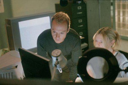 Кадр из фильма Белый шум / White Noise (2005)