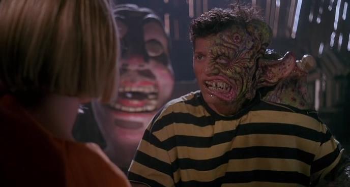 Кадр из фильма Уроды / Freaked (1993)