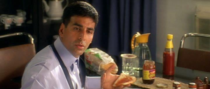 Кадр из фильма Противостояние / Aitraaz (2004)