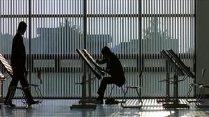 Кадры из фильма Не хочу забывать / Nae meorisokui jiwoogae (2004)