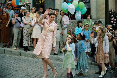 Кадр из фильма Дневники принцессы 2: Как стать королевой / Princess Diaries 2: Royal Engagement, The (2004)