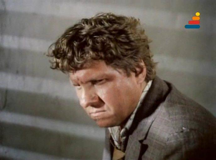 Кадр из фильма Самолёт летит в Россию (1994)