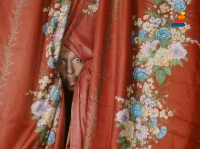 Кадр из фильма Самолёт летит в Россию (1994)
