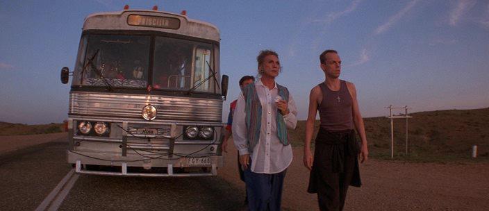 Кадр из фильма Приключения Присциллы, королевы пустыни / The Adventures of Priscilla, Queen of the Desert (1994)