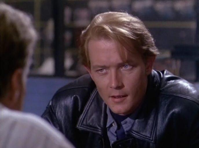 Кадр из фильма Выстрел в упор / Direct Hit (1994)