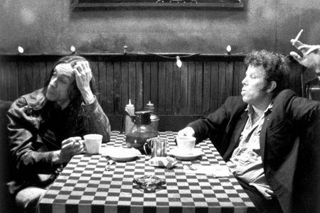 Кадр из фильма Кофе и Сигареты / Un cartus de kent si un pachet de cafea (2004)