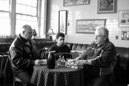 Кадр из фильма Кофе и Сигареты / Un cartus de kent si un pachet de cafea (2004)