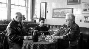 Кадры из фильма Кофе и Сигареты / Un cartus de kent si un pachet de cafea (2004)