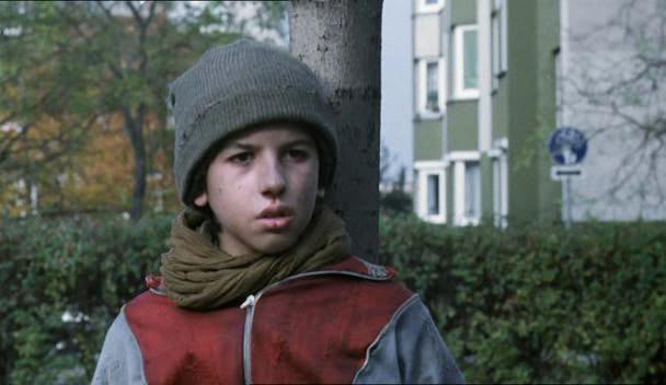 Кадр из фильма 71 Фрагмент Хронологической Случайности / 71 Fragmente einer Chronologie des Zufalls (1994)