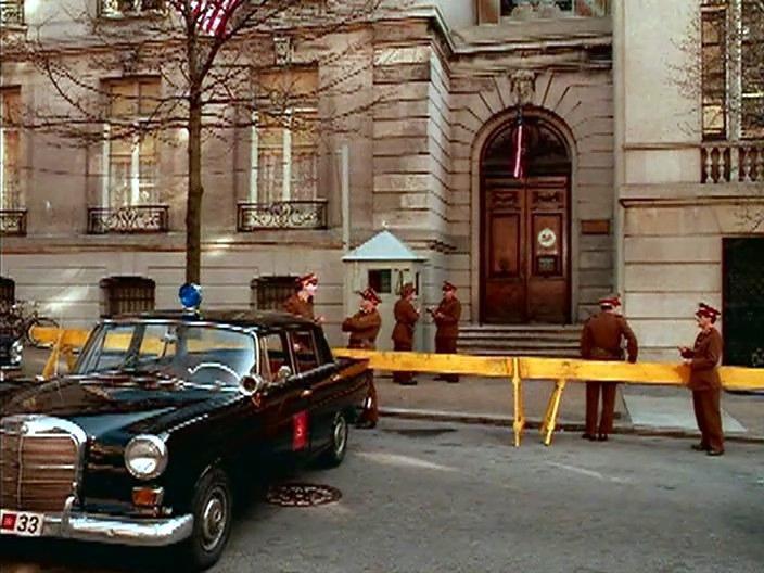 Кадр из фильма Не пей воду / Don't Drink the Water (1994)