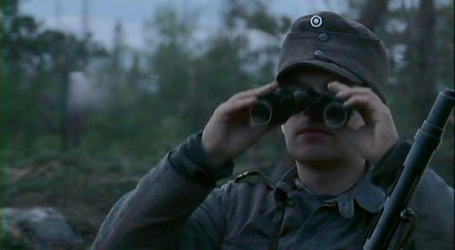 Кадр из фильма Вдали от линии фронта / Framom främsta linjen (2004)