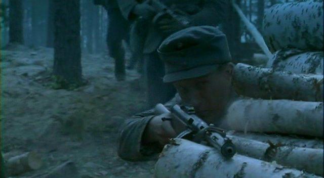 Кадр из фильма Вдали от линии фронта / Framom främsta linjen (2004)