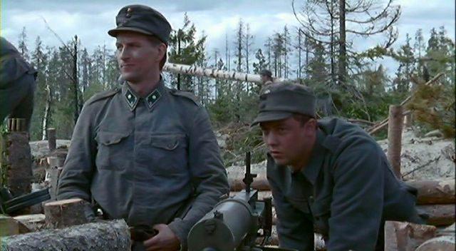 Кадр из фильма Вдали от линии фронта / Framom främsta linjen (2004)
