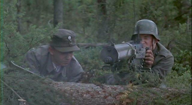 Кадр из фильма Вдали от линии фронта / Framom främsta linjen (2004)