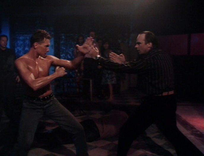 Кадр из фильма Король кикбоксеров 3: Последний нокдаун / Raw Target (1995)