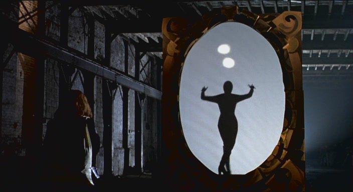 Кадр из фильма Когда наступает ночь / When Night Is Falling (1995)