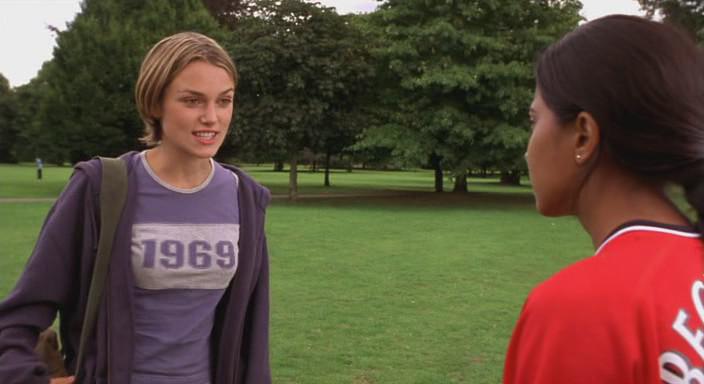 Кадр из фильма Играй как Бэкхем / Bend It Like Beckham (2003)