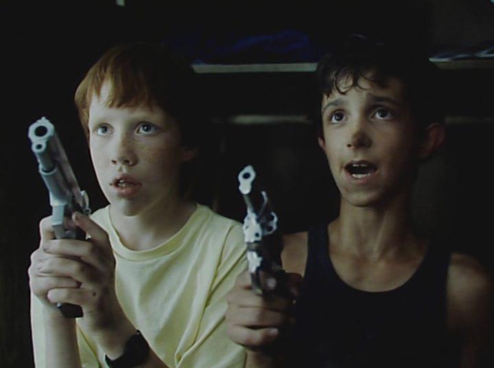 Кадр из фильма Полицейские и воры (1997)