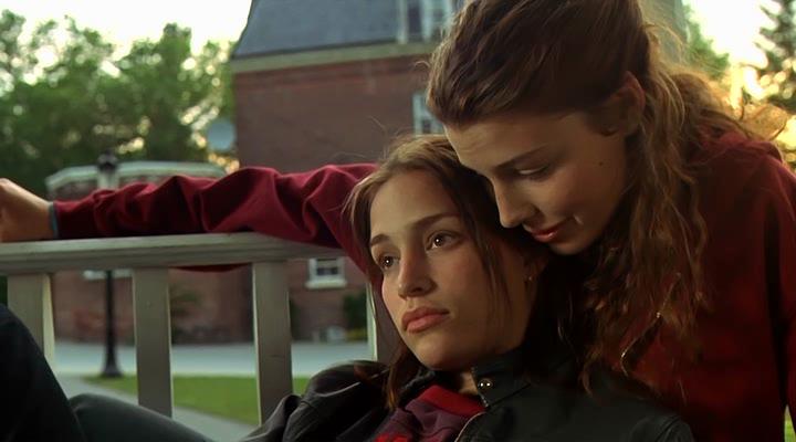 Кадр из фильма Вас не догонят / Lost and Delirious (2002)