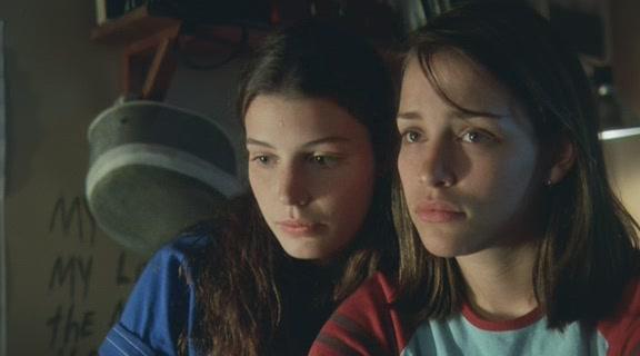 Кадр из фильма Вас не догонят / Lost and Delirious (2002)