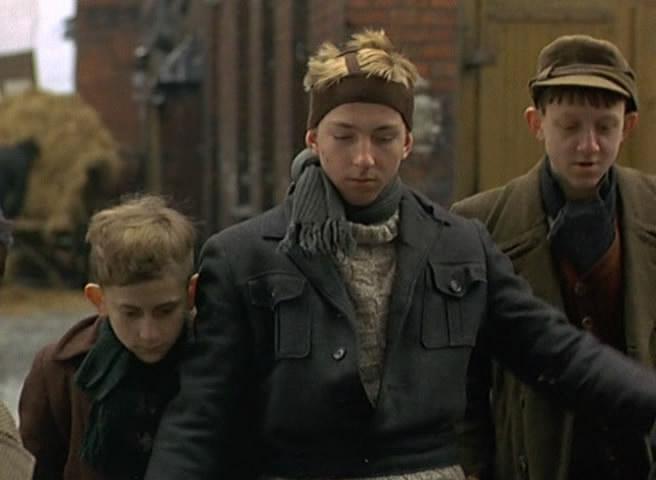 Кадр из фильма Остров на Птичьей улице / The Island on Bird Street (1997)