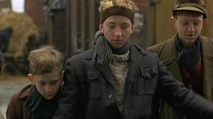 Кадры из фильма Остров на Птичьей улице / The Island on Bird Street (1997)