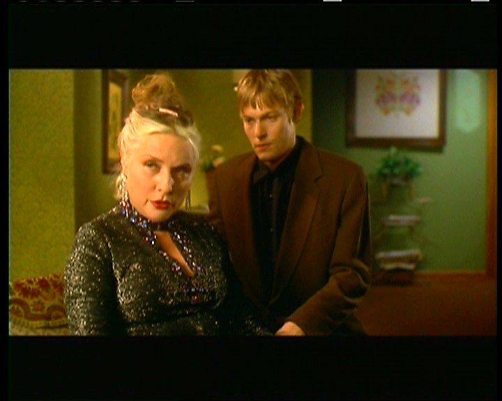 Кадр из фильма Кровь с молоком / Six Ways To Sunday (1998)