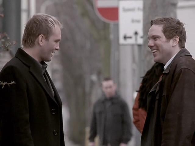 Кадр из фильма Посредник смерти / Mr In-Between (2001)
