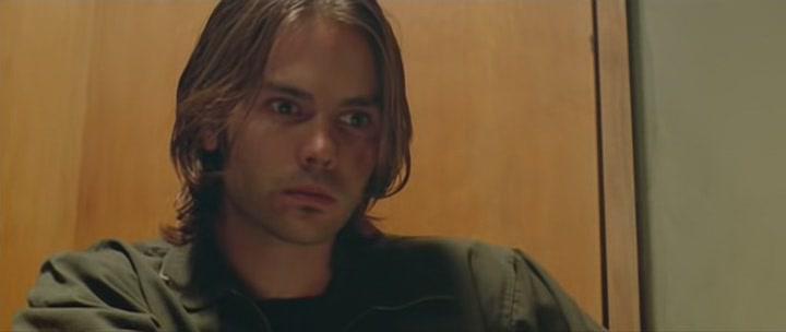 Кадр из фильма Завтрак на обочине / When Strangers Appear (2001)
