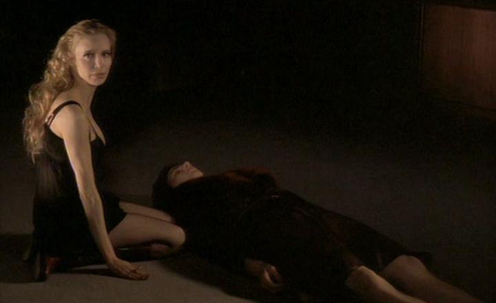 Кадр из фильма Капли дождя на раскаленных скалах / Gouttes d'eau sur pierres brûlantes (1999)