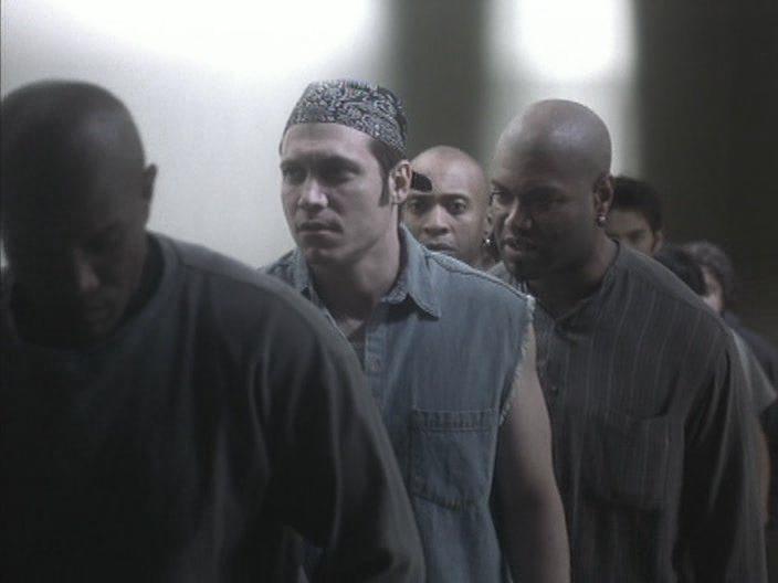 Кадр из фильма За чертой / Out of Line (2001)