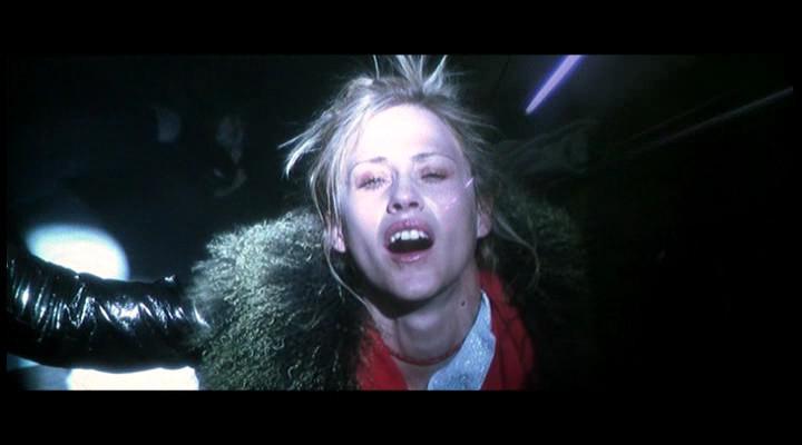 Кадр из фильма Стигматы / Stigmata (1999)