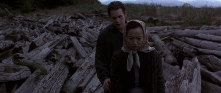 Кадр из фильма Заснеженные кедры / Snow Falling on Cedars (1999)