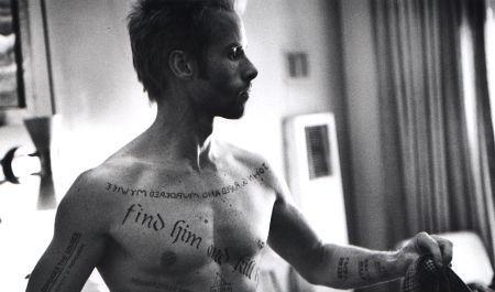 Кадр из фильма Помни / Memento (2000)