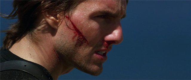 Кадр из фильма Миссия: невыполнима 2 / Mission: Impossible 2 (2000)