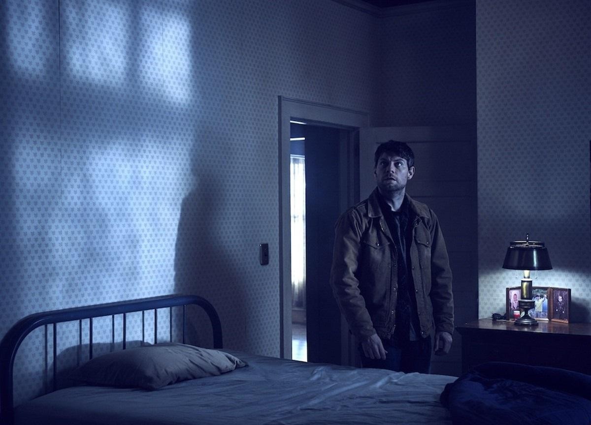 Кадр из фильма Изгой / Outcast (2016)