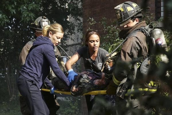 Кадр из фильма Пожарные Чикаго / Chicago Fire (2012)
