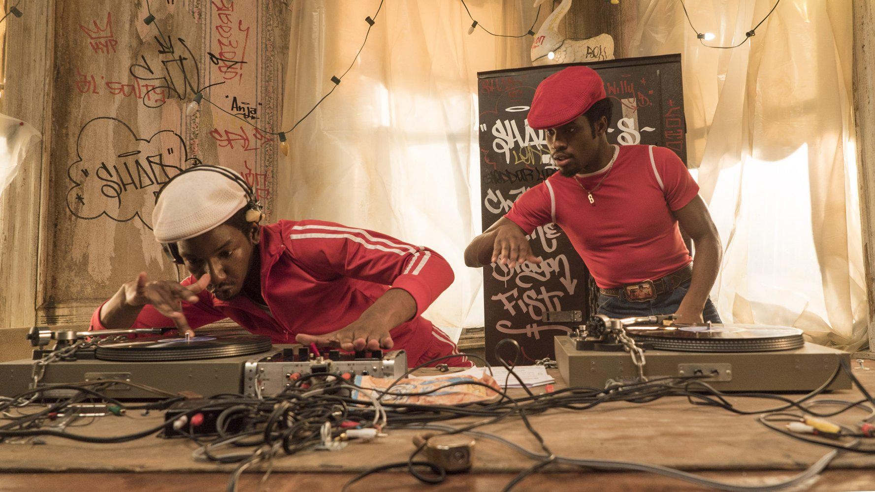 Кадр из фильма Отжиг / The Get Down (2016)