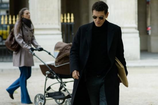 Кадр из фильма Пересекая черту / Crossing Lines (2013)