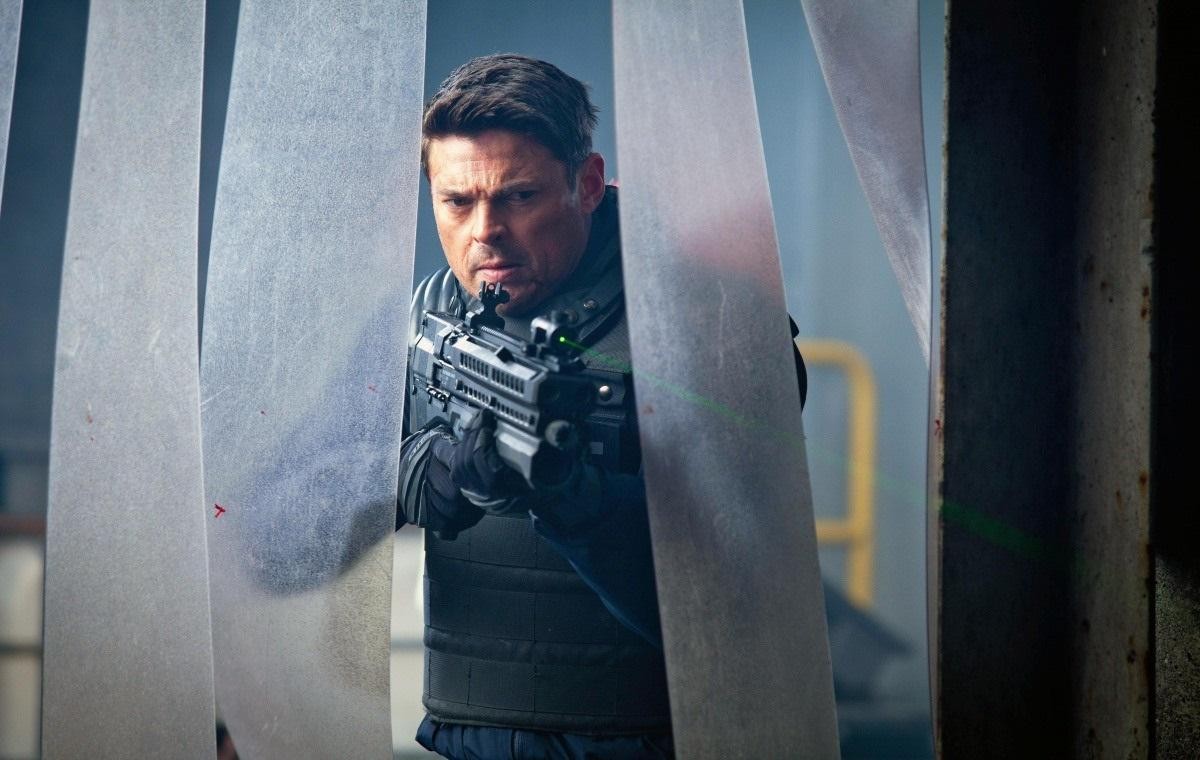 Кадр из фильма Почти человек / Almost Human (2013)